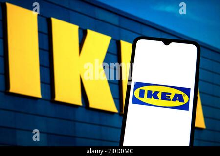 Dans cette illustration, le logo Ikea affiché sur un smartphone avec le logo Ikea en arrière-plan. (Photo de Thiago Prudencio / SOPA Images/Sipa USA) Banque D'Images