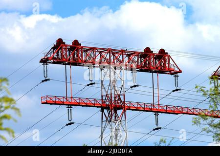 Le mât de ligne haute tension va de la centrale hydroélectrique de Dnieper, centrale nucléaire de Zaporozhye. Zaporizhzhia, Energodar, Ukraine Banque D'Images