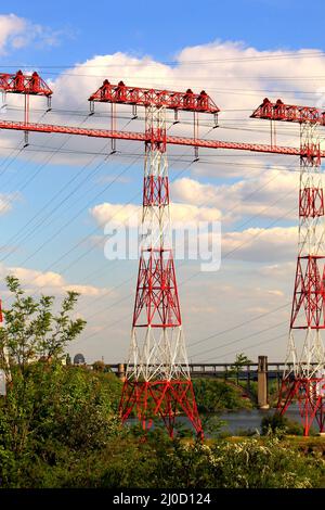 Le mât de ligne haute tension va de la centrale hydroélectrique de Dnieper, centrale nucléaire de Zaporozhye. Zaporizhzhia, Energodar, Ukraine Banque D'Images