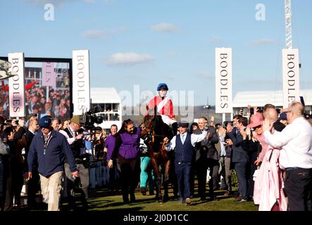 Jockey Rachael Blackmore célèbre sur Une carte plus après avoir remporté la coupe d'or Boolets Cheltenham Chase pendant le quatrième jour du festival Cheltenham à l'hippodrome de Cheltenham. Date de la photo : vendredi 18 mars 2022. Banque D'Images