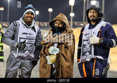 Sakhir, Bahreïn. 18th mars 2022. Circuit atmosphère - marshals. Grand Prix de Bahreïn, vendredi 18th mars 2022. Sakhir, Bahreïn. Crédit : James Moy/Alay Live News Banque D'Images