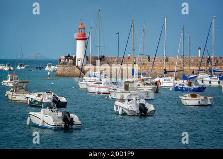 Bateaux dans le port d'Erquy, Côtes d'Armor, Bretagne, France Banque D'Images