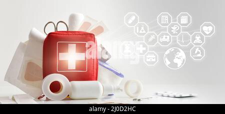 aide internationale de la médecine de santé avec trousse de premiers soins sur la table pleine d'équipement de base et des icônes liées à la médecine. Composition horizontale. Avant Banque D'Images