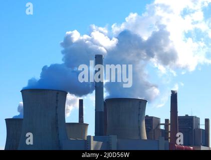 La station de lignite de RWE Power pollue les émissions de dioxyde de carbone à Neurath, Grevenbroich, Allemagne Banque D'Images