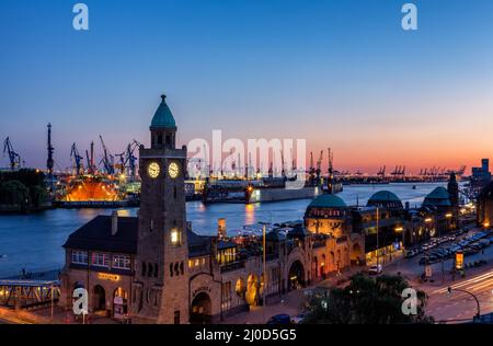 Ville libre et hanséatique de Hambourg - St. Pauli Piers. Banque D'Images