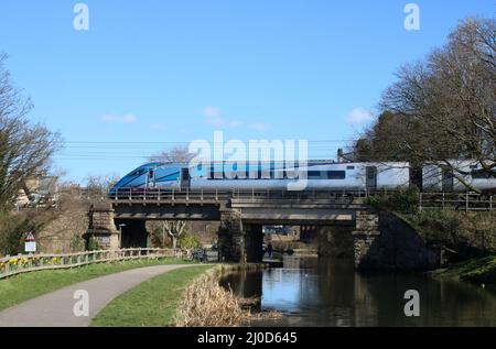 Train à unités multiples bi-mode TransPennne Express Nova 1, unité 802211, sur la ligne principale de la côte ouest, franchissant le pont au-dessus du canal Lancaster le 18th mars 2022. Banque D'Images