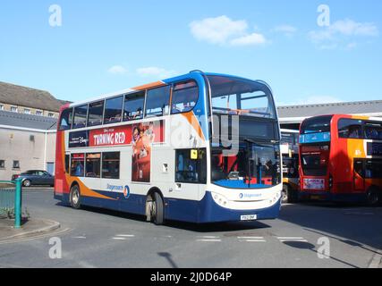 Alexander Dennis Enviro 400 bus à double étage à Stagecoach Old Livery, exploité par Stagecoach quittant la gare routière de Lancaster le 18th mars 2022. Banque D'Images