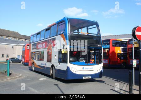 Alexander Dennis Enviro 400 bus à double étage à Stagecoach Old Livery, exploité par Stagecoach quittant la gare routière de Lancaster le 18th mars 2022. Banque D'Images