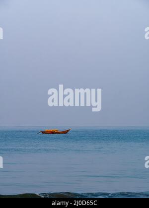 Vider le bateau de pêcheur dans la mer d'Arabie à Coastal Maharashtra, Sindhudurga. Orientation verticale ou portrait Banque D'Images