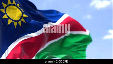 Détail du drapeau national de la Namibie qui agite dans le vent par temps clair. La Namibie est un pays d'Afrique australe. Mise au point sélective. Banque D'Images