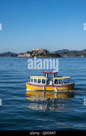 Bateau-taxi dans la baie de San Francisco en passant par l'île d'Alcatraz Banque D'Images