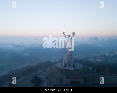 Kiev, Ukraine - novembre 10 2018 : vue aérienne de la statue de la mère-mère-patrie à Kiev lors de mormes précoces avec brouillard de la rivière Dnieper, Ukraine Banque D'Images