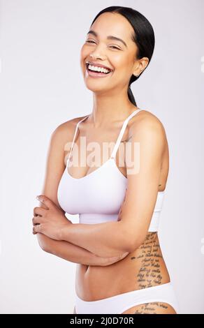 Le sentiment de bien-être commence à l'intérieur et s'affiche à l'extérieur. Photo d'une belle jeune femme posant sur un fond blanc. Banque D'Images
