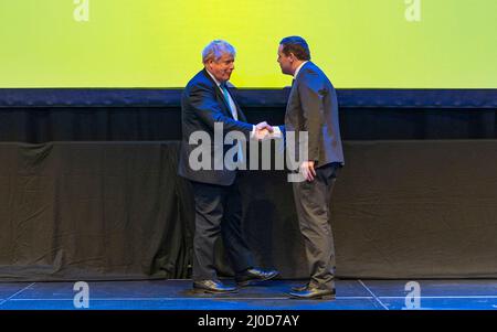 Aberdeen, Écosse, Royaume-Uni. 18th mars 2022. Le Premier ministre Boris Johnson rencontre le dirigeant conservateur écossais Douglas Ross avec une poignée de main lors de la Conférence du parti conservateur écossais 2022 à la conférence P&J à Aberdeen, en Écosse. Iain Masterton/Alay Live News Banque D'Images