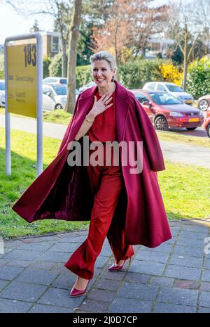 La Haye, pays-Bas. 18th mars 2022. Queen Maxima des pays-Bas à de Vuurvlinder à la Haye, le 18 mars 2022, pour une visite, après qu'elle visite le DiamantCollege, à l'école est l'éducation donnée aux enfants de l'Ukraine crédit: Albert Nieboer/pays-Bas OUT/point de vue OUT/dpa/Alay Live News Banque D'Images