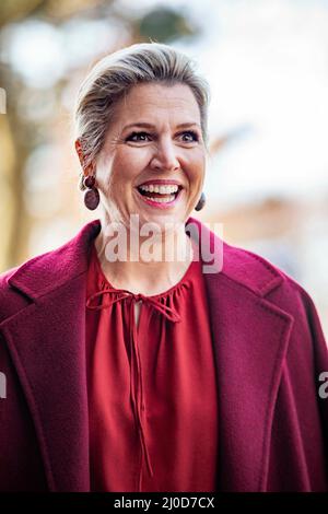 La Haye, pays-Bas. 18th mars 2022. Queen Maxima des pays-Bas à de Vuurvlinder à la Haye, le 18 mars 2022, pour une visite, après qu'elle visite le DiamantCollege, à l'école est l'éducation donnée aux enfants de l'Ukraine crédit: Albert Nieboer/pays-Bas OUT/point de vue OUT/dpa/Alay Live News Banque D'Images