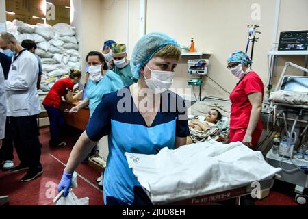 Zaporizhzhia, Ukraine. 18th mars 2022. Les prestataires de soins de santé séjournent par de petits patients à l'hôpital clinique régional pour enfants de Zaporizhzhia, où des enfants qui ont subi de graves blessures lors des bombardements des troupes russes sont traités, Zaporizhzhia, dans le sud-est de l'Ukraine. 18 mars 2022. Photo de Dmytro Smolyenko/Ukrinfrom/ABACAPRESS. Credit: Abaca Press/Alay Live News Banque D'Images