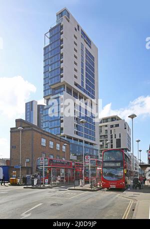 Finsbury Park, Londres, Royaume-Uni. Puits Terrace échange d'autobus avec des tours du nouveau développement résidentiel de la ville Nord en arrière-plan. Banque D'Images