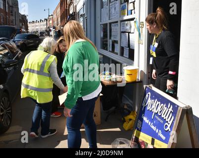 Twickenham, Londres, Royaume-Uni. 18th mars 2022. Le Prosperity Ukrainian Cafe & Restaurant est désormais un centre de collecte pour les fournitures d'aide humanitaire qui sont triées, emballées et transportées par des camions jusqu'à la frontière polonaise/ukrainienne. Crédit : Matthew Chattle/Alamy Banque D'Images