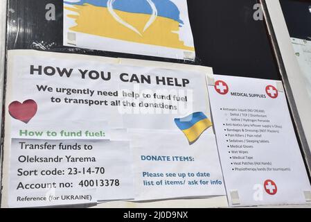 Twickenham, Londres, Royaume-Uni. 18th mars 2022. Le Prosperity Ukrainian Cafe & Restaurant est désormais un centre de collecte pour les fournitures d'aide humanitaire qui sont triées, emballées et transportées par des camions jusqu'à la frontière polonaise/ukrainienne. Crédit : Matthew Chattle/Alamy Banque D'Images