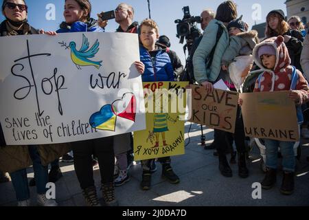 Varsovie, Pologne. 18th mars 2022. Les femmes et les enfants ukrainiens tiennent des écriteaux exprimant leur opinion lors de la manifestation. La "arche des mères ukrainiennes" s'est tenue à Varsovie, qui était également une protestation contre la guerre et le meurtre d'enfants ukrainiens. Les slogans de la marche étaient « World, Help our Children », « Stop the war », « Save Kids of Ukraine » et « Close the Sky ». Principalement des mères ukrainiennes et leurs enfants, qui ont trouvé refuge en Pologne après la guerre, ont pris part à la manifestation. Crédit : SOPA Images Limited/Alamy Live News Banque D'Images