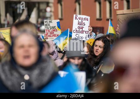 Varsovie, Pologne. 18th mars 2022. Les femmes et les enfants ukrainiens tiennent des écriteaux exprimant leur opinion lors de la manifestation. La "arche des mères ukrainiennes" s'est tenue à Varsovie, qui était également une protestation contre la guerre et le meurtre d'enfants ukrainiens. Les slogans de la marche étaient « World, Help our Children », « Stop the war », « Save Kids of Ukraine » et « Close the Sky ». Principalement des mères ukrainiennes et leurs enfants, qui ont trouvé refuge en Pologne après la guerre, ont pris part à la manifestation. (Photo par Attila Husejnow/SOPA Images/Sipa USA) crédit: SIPA USA/Alay Live News Banque D'Images