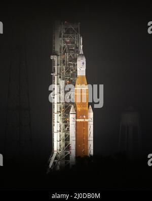 Kennedy Space Center, États-Unis. 18th mars 2022. La fusée SLS (Space Launch System) et l'engin spatial Orion de la NASA se tiennent pour la première fois sur le Launch Complex 39B le vendredi 18 mars 2022. La grande fusée de 320 pieds lancera des astronautes sur la lune et au-delà dans le cadre du programme Artemis de l'Agence. Photo de Bill Cantrell/UPI. Crédit : UPI/Alay Live News Banque D'Images