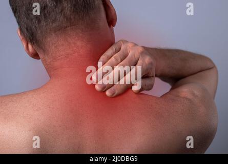 Concept de douleur au cou. Blessure et spasme dans la nuque. Point rouge de la douleur. Photo de haute qualité Banque D'Images