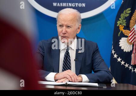 Washington, États-Unis d'Amérique. 18th mars 2022. Le président des États-Unis, Joe Biden, rencontre des chercheurs et des patients pour discuter de l'ARPA-H, une nouvelle agence de recherche en santé qui s'occupe du traitement du cancer et d'autres innovations en matière de santé, dans l'Auditorium de la Cour du Sud, à la Maison Blanche à Washington, DC, le vendredi 18 mars 2022. Crédit: Chris Kleponis/Pool/Sipa USA crédit: SIPA USA/Alay Live News Banque D'Images