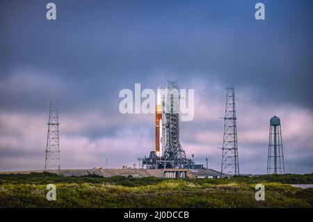 La nouvelle fusée Moon de la NASA au Centre spatial Kennedy, telle qu'elle est préparée sur le plateau de lancement de Merritt Island, FL, le 18 mars 2022. Composée de la fusée SLS (Space Launch System) de la NASA et de l'engin spatial Orion, la fusée Artemis I est prête pour sa répétition de robe humide au Centre spatial Kennedy pour un lancement prévu pour avril. La répétition de la tenue vestimentaire permettra de tester la capacité de charger près de 700 000 gallons de gaz propulseurs cryogéniques dans la fusée sur le plateau de lancement, de pratiquer le compte à rebours du lancement et de tester la capacité de vidanger les gaz propulseurs pour démontrer la sécurité. (Photo par Alex G Perez/AGP Banque D'Images