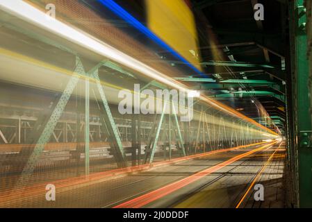 Le tramway au-dessus de la Vistule Banque D'Images