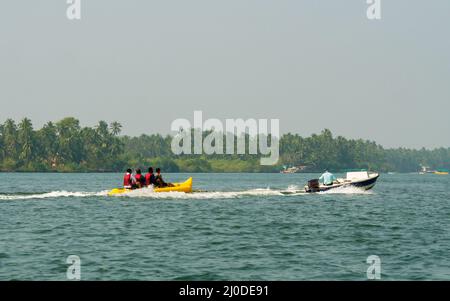 Malvan, INDE - 23 décembre 2021 : touriste non identifié profitant d'un tour de Banana à la plage de Tarkarli. La plage est célèbre pour ses divers sports nautiques Banque D'Images