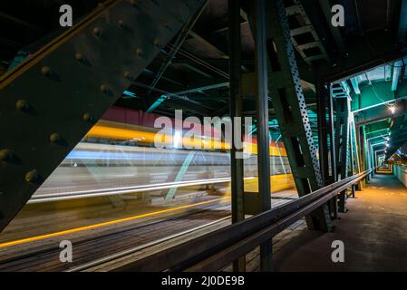 Le tramway au-dessus de la Vistule Banque D'Images