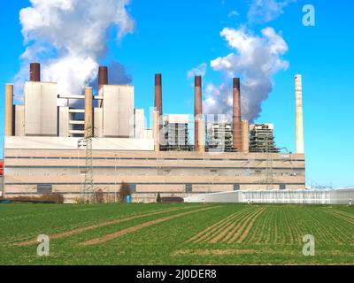 La station de lignite de RWE Power pollue les émissions de dioxyde de carbone à Neurath, Grevenbroich, Allemagne Banque D'Images