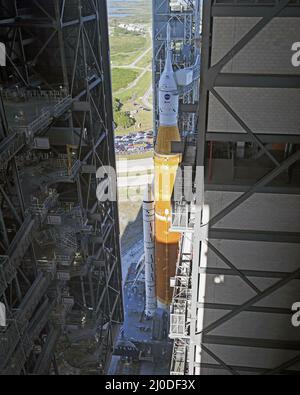 Kennedy Space Center, États-Unis. 18th mars 2022. Depuis l'intérieur du bâtiment d'assemblage de véhicules (VAB), la première fusée SLS (Space Launch System) de la NASA et le premier engin spatial Orion commencent à rouler vers le complexe de lancement 39B le jeudi 17 mars 2022. Le SLS sera utilisé pour lancer des équipes sur la lune et au-delà dans le cadre du programme Artemis de l'Agence. Photo de Joe Marino/UPI crédit: UPI/Alay Live News Banque D'Images