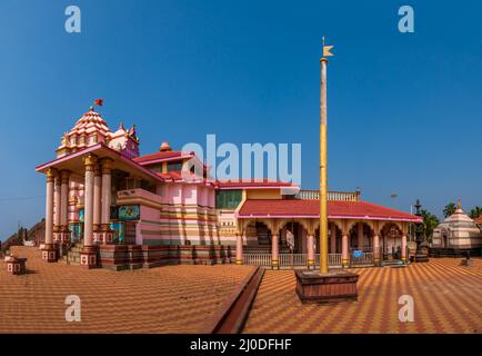 Malvan, INDE - 19 décembre 2021 : vue panoramique du temple de kunkeshwar, un ancien temple de Lord Shiva situé à Coastal Maharashtra Banque D'Images