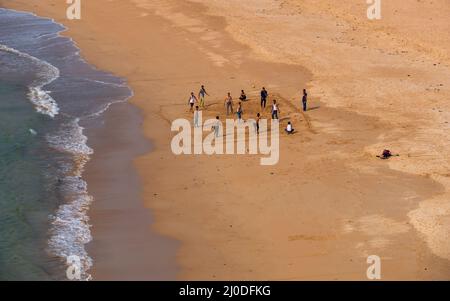 Sindhudurg, Inde - 21 décembre 2021 : des Indiens non identifiés jouant au Beach-volley sur une plage propre et propre de Devgadh. Banque D'Images