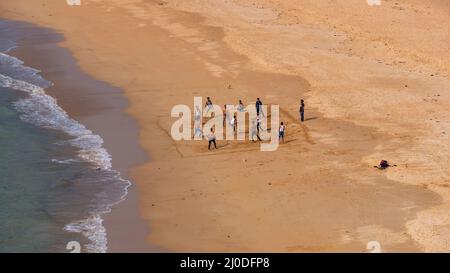 Sindhudurg, Inde - 21 décembre 2021 : des Indiens non identifiés jouant au Beach-volley sur une plage propre et propre de Devgadh. Banque D'Images
