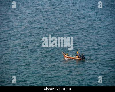 Sindhudurg, INDE - 23 décembre 2021 : bateau de pêche de type Troller pour la pêche dans la région côtière du Maharashtra. District de Sindhudurg inscrit en 30 f Banque D'Images