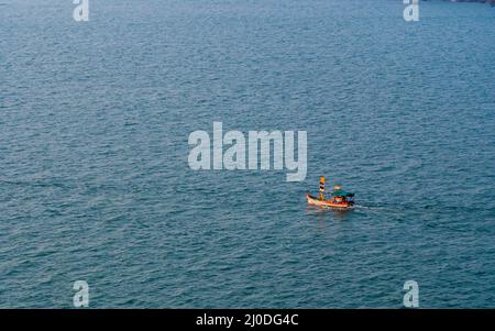 Sindhudurg, INDE - 23 décembre 2021 : bateau de pêche de type Troller pour la pêche dans la région côtière du Maharashtra. District de Sindhudurg inscrit en 30 f Banque D'Images