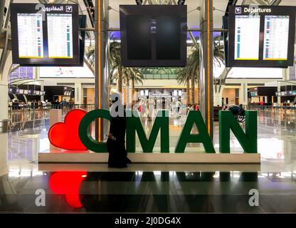 Muscat, Oman - 16 février 2020 : intérieur du terminal de départ de l'aéroport international de Muscat, Oman. Banque D'Images