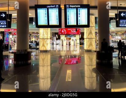 Muscat, Oman - 16 février 2020 : intérieur du terminal de départ de l'aéroport international de Muscat, Oman. Banque D'Images