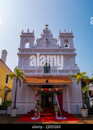 Goa, INDE - 22 décembre 2021 : Eglise de fort Terekhol, l'une des attractions touristiques de Goa. Orientation verticale ou Portrait. Banque D'Images