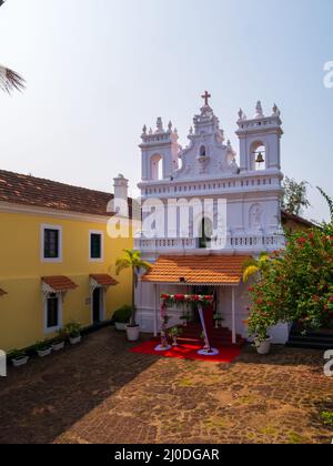 Goa, INDE - 22 décembre 2021 : Eglise de fort Terekhol, l'une des attractions touristiques de Goa. Orientation verticale ou Portrait. Banque D'Images