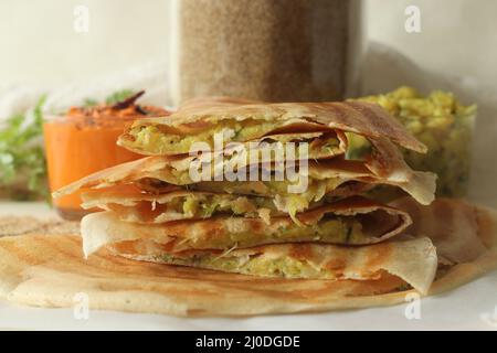 Crêpes croustillantes faites de pâte de petits millet fermenté et de lentilles. Servi plié avec une purée de pommes de terre au centre. Communément connu sous le nom de petit millet masa Banque D'Images