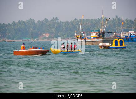 Malvan, INDE - 23 décembre 2021 : touriste non identifié profitant d'un tour de Banana à la plage de Tarkarli. La plage est célèbre pour ses divers sports nautiques Banque D'Images