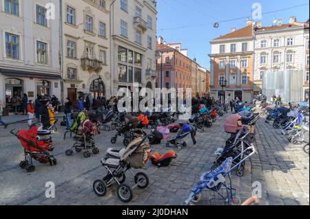 Lviv, Ukraine 18 mars 2022. L'action sociale « le prix de la guerre », dont le but est d'attirer l'attention sur la mort d'enfants ukrainiens innocents. 109 landaus ont été placés sur la place Rynok comme symbole de 109 enfants tués depuis l'invasion russe à grande échelle. Banque D'Images