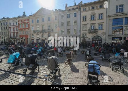 Lviv, Ukraine 18 mars 2022. L'action sociale « le prix de la guerre », dont le but est d'attirer l'attention sur la mort d'enfants ukrainiens innocents. 109 landaus ont été placés sur la place Rynok comme symbole de 109 enfants tués depuis l'invasion russe à grande échelle. Banque D'Images