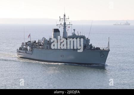 Le compteur de mines de la classe Hunt mesure le navire HMS HURWORTH arrivant à la base navale Banque D'Images