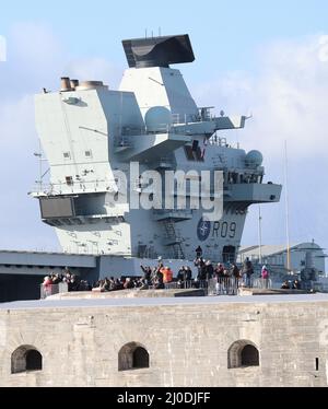 Des foules de personnes sur la tour ronde historique regardent le porte-avions HMS PRINCE DE GALLES entrer dans le port Banque D'Images